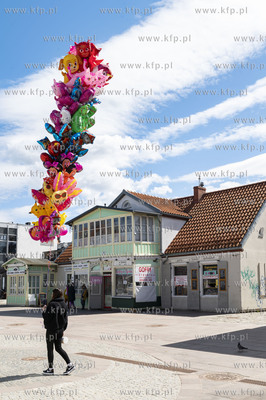 Sopot. Kolorowe balony z helem na ul.  Bohaterów Monte...
