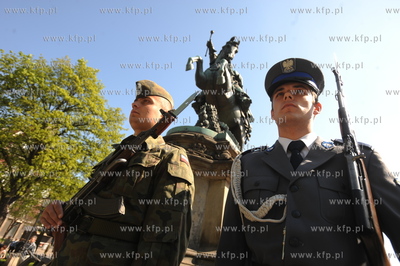 Gdansk. Obchody rocznicowe Konstytucji 3 Maja, kwiaty...