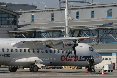 Port lotniczy w Gdansku Rebiechowie. Przed terminalem...