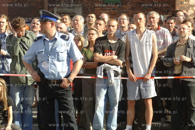 Pozar kosciola nsw. Katarzyny w Gdansku. Tlum przyglada...