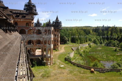 Zamek w Lapalicach, polozony jest miedzy Chmielnem...