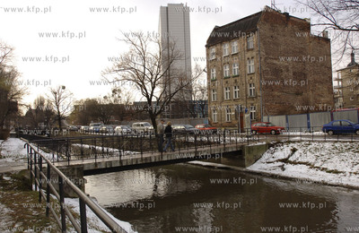 Gdansk. ul. Rybaki Gorne i kanal Raduni. W oddali hotel...