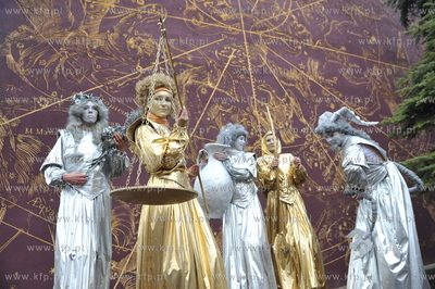 Barwna parada urodzinowa Jana Heweliusza, w roli astronoma...