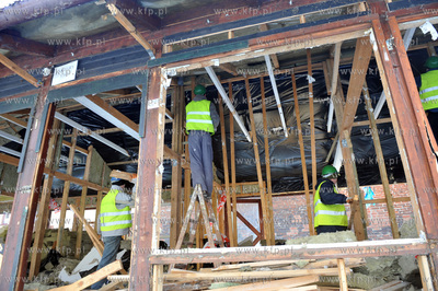 Rozbiorka pawilonow handlowych wzdluz starych murow...