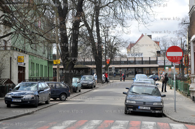 Sopot. ul. Dworcowa, w glebi Dworzec PKP w Sopocie....