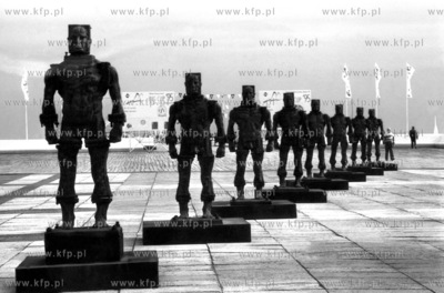 Wystwa figur przy wejsciu na sopockie molo. 09.1995...