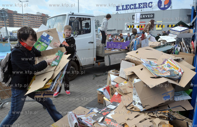 Gdansk. Parking Galerii Przymorze. Akcja ekologiczna...