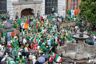 Gdansk, Dlugi Targ. Irlandzcy i hiszpanscy kibice bawia...