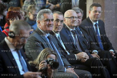 Dwor Artusa. Prezydent Lech Walesa wreczyl przyznawana...