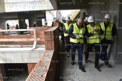 Uroczystosc zawieszenia wiechy na budowanym kompleksie...