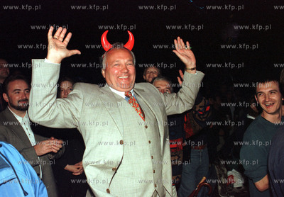 Bawiaca sie publicznosc na festiwalu piosenki w Sopocie...