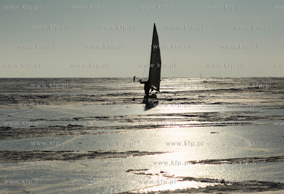 Krynica Morska. Zamarzniety Zalew Wislany.
24.01.2010
fot....