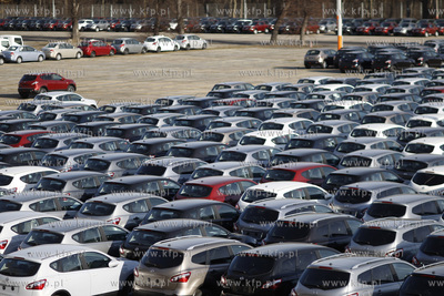 Samochody na placu Wolnego Obszaru Celnego w Gdansku.
23.03.2011
fot....