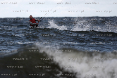 Gdansk Brzezno. Silny wiatr, duza fala to wymarzone...