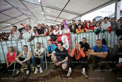 Sopot. Fan Camp Carlsberg. Kibice ogladaja mecz mistrzostw...