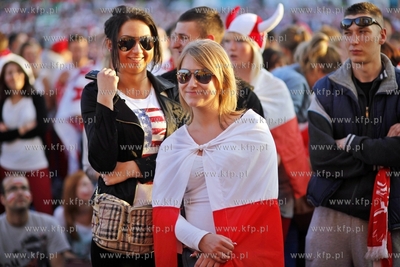 Gdansk. Mistrzostwa europy w pilce noznej. Kibice ogladaja...