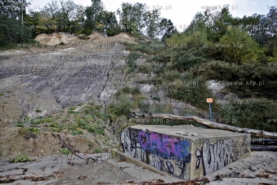 Betonowy schron obserwacyjny osuwa się z gdynskiego...