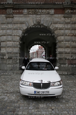 Gdansk. Uroczysty powrot Panienki z Okienka
do kamienicy...