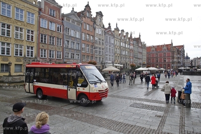 Inauguracja linii autobusowej 100, ktora mieszkancy...