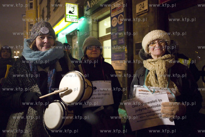 Manifestacja rodziców pod budynkiem  Kuratorium Oświaty...