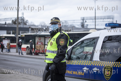 Patrol Straży Miejskiej na dworcu autobusowym Wrzeszcz...