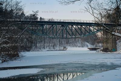 Zima na Kaszubach. Most kratownicowy z końca XIX w....