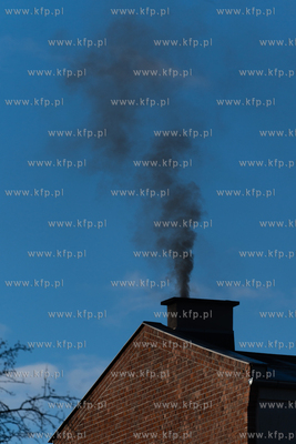 Czarny dym z komina. 22.11.2025 fot. Paweł Marcinko...