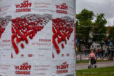 Gdańsk, Al. Grunwaldzka. Plakaty umieszczone na słupie...