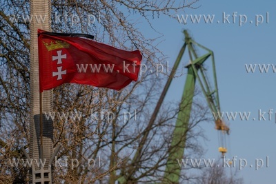 Flagi Gdańska z kirem na pożegnanie Macieja Kosycarza...