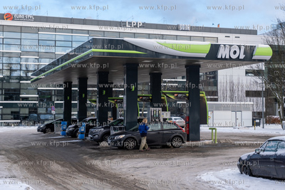 Stacja paliw MOL (dawnej  Lotos) przy al. Zwycięstwa...