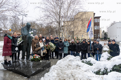 Złożenie kwiatów pod pomnikiem Władysława Bartoszewskiego....
