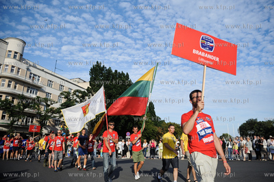 Gdynia. Parada zalog startujacych w Zlocie Zaglowcow...
