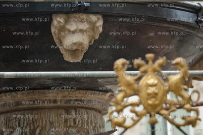 Gdansk. Dlugi Targ. Montaz odrestaurowanej misy fontanny...