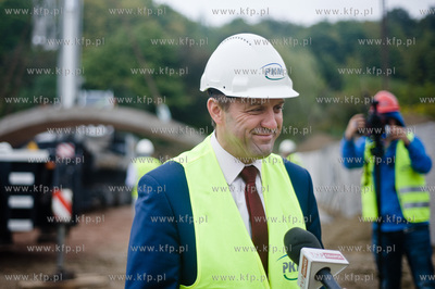 Gdansk. Ul. Ogrodowa. Montaz pierwszych elemntow wiaduktu...