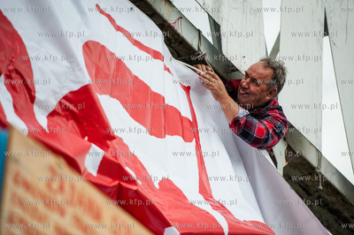 Gdansk. Zwiazkowcy wieszaja tranparent NSZZ Solidarnosc...