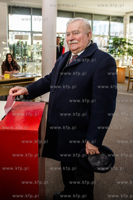 Gdansk. Oliwa. Druga tura wyborow samorzadowych. Glosuje...