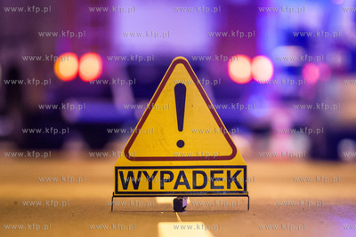 Symulowana akcja ratunkowa po zderzeniu trzech samochodow,...