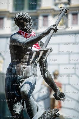 Gdańsk. Neptun przystrojony szalikiem w barwach narodowych.
01.07.2016
fot....