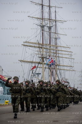 Gdynia. Nabrzeże Pomorskie. Uroczysta przysięga wojskowa...