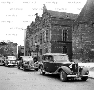 Samochody zaparkowane przed Zbrojownia na Targu Weglowym....