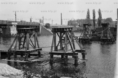 Budowa tymczasowej przeprawy przez Martwa Wisłe łączacą...