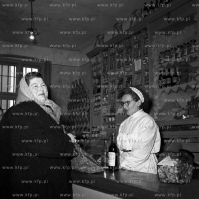 W sklepie spożywczym. (Lata60)
1963
0008259z
Fot....