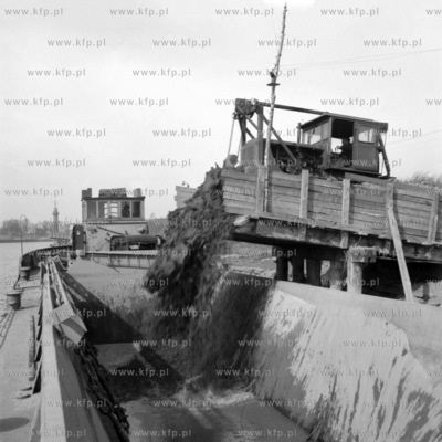 Załadunek piasku po równaniu terenu na przycumowaną...