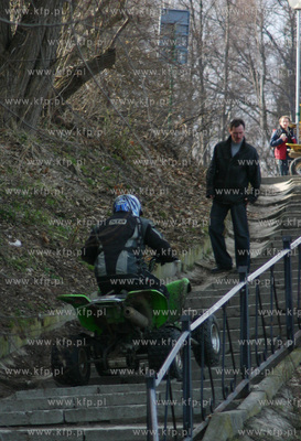 Kilku mezczyzn urzadza sobie brawurowy rajd czterokolowcami...