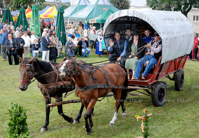 Dozynki Gminne w Kosakowie. Nz. Przedstawiciel wchodzacych...