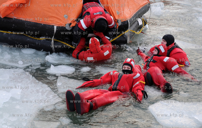 Gdynia, port jachtowy. Jak przetrwac na zamarznietym...