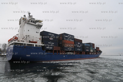 Niedzielny ruch statkow w gdynskim porcie. Nz. Wychodzacy...