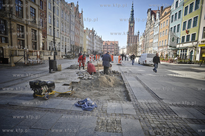 Remont plyt marmurowych na ulicy Dlugi Targ niedaleko...