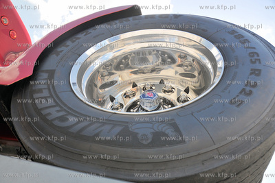 Gdynia. Do gdynskiego portu przyplynely ciezarowki,...