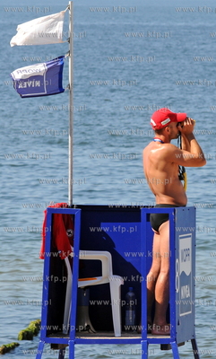 Gorace klimaty na plazy w Kolobrzegu. Nz. ratownicy...